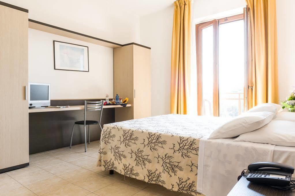 Hotel Rondine Marinella di Sarzana Kültér fotó